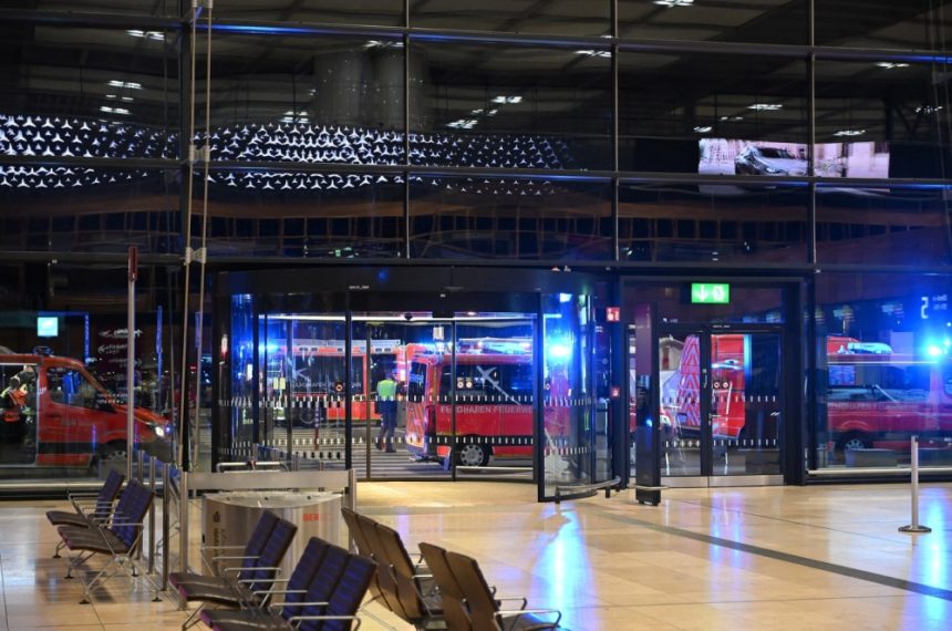 Amenințare cu dronă paralizează zborurile la aeroportul din Berlin Aeroportul din Berlin a suspendat temporar zborurile din cauza apariției unei drone