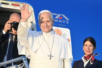 Papa Leon începe vineri o „vizită istorică”, de 4 zile, în Franța: prima oprire, la Paris, cu un program ce include primirea la Élysée