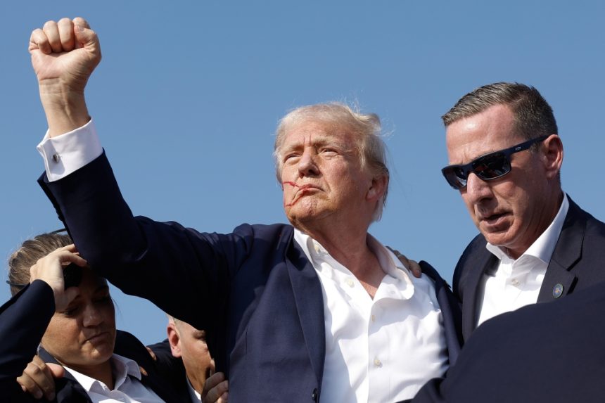 Unul dintre bărbaţii răniţi în tentativa de asasinat asupra lui Donald Trump din 2024 a murit. „Un adevărat patriot american”