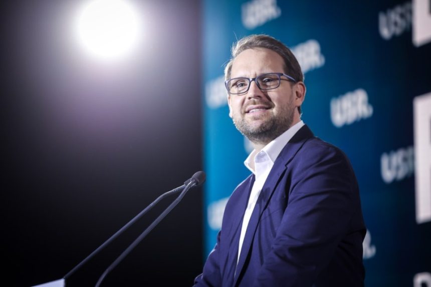Schimbare majoră în Guvernul Mureșan: USR propune Cătălin Drulă la Transporturi și Țoiu la Externe USR a publicat lista miniștrilor propuși în Guvernul Mureșan. Cătălin Drulă la Transporturi și Țoiu la Externe