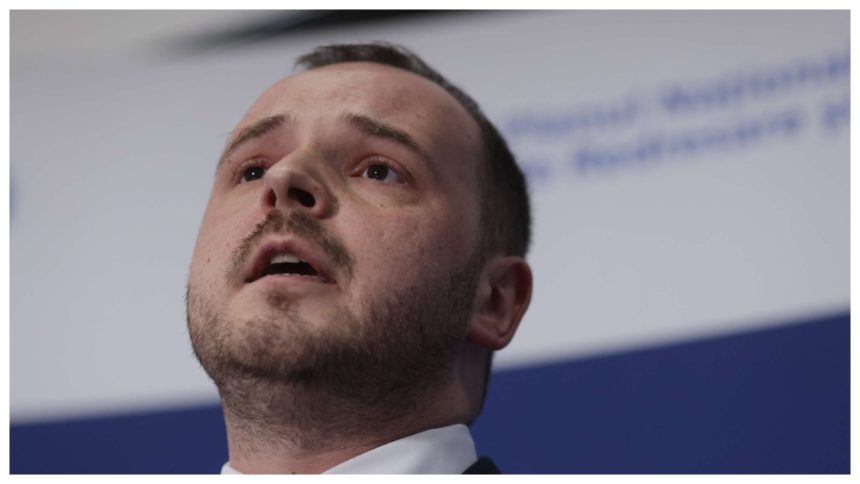 Social-democrații îi dau verdict: programul lui Siegfried Mureșan înseamnă tăieri masive și restricții pentru români Social-democraţii critică programul de guvernare al lui Siegfried Mureșan. „Viziune bazată pe tăieri și constrîngeri”