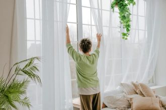 Cum cureți perdelele fără să le dai jos. Trucul simplu pe care puțini îl știu