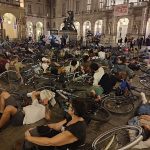 Moartea unui copil de 7 ani a scos bicicliștii în stradă, la Torino. „Barieră umană” în fiecare dimineață, pe strada unde băieţelul a fost lovit de o maşină