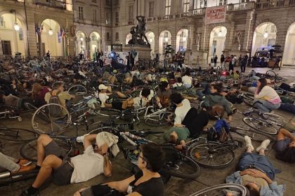 Moartea unui copil de 7 ani a scos bicicliștii în stradă, la Torino. „Barieră umană” în fiecare dimineață, pe strada unde băieţelul a fost lovit de o maşină