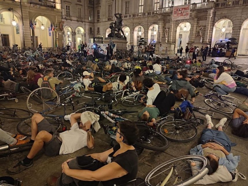 Moartea unui copil de 7 ani mobilizează Torino: bicicliștii formează zilnic o barieră umană pe strada tragediei Moartea unui copil de 7 ani a scos bicicliștii în stradă, la Torino. „Barieră umană” în fiecare dimineață, pe strada unde băieţelul a fost lovit de o maşină