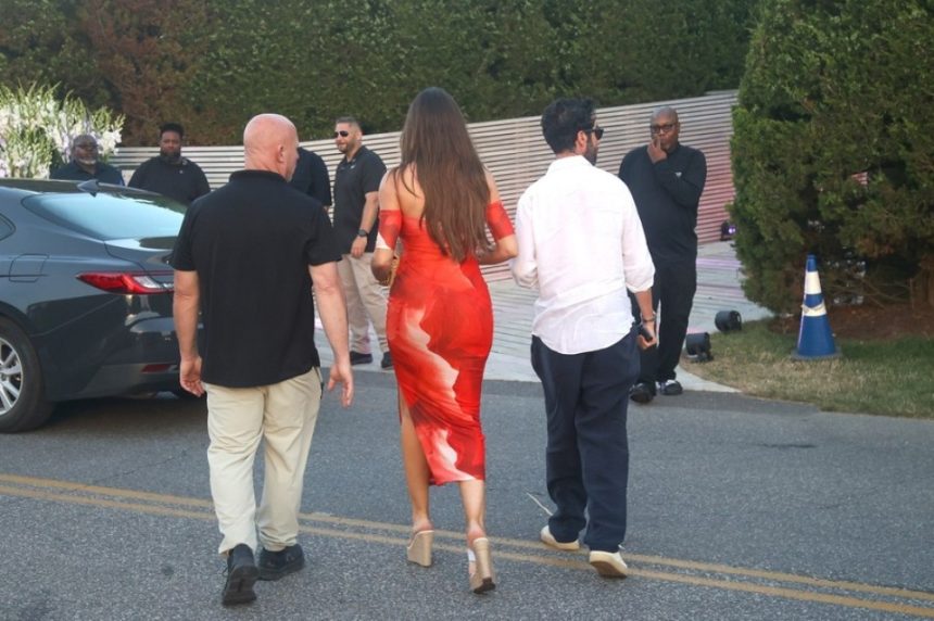 Scandal în showbiz: celebra actriță are o relație cu un bărbat cu 15 ani mai tânăr, aproape de vârsta fiului ei Cine este celebra actriță care se iubește cu un bărbat mai tânăr cu 15 ani decât ea. Iubitul vedetei este aproape de vârsta fiului său