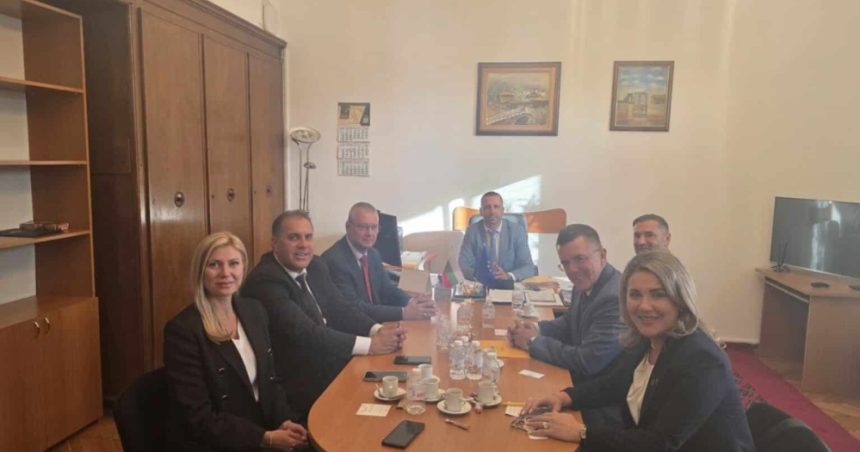 Scandal: Dungaciu și alți membri AUR au avut întâlniri cu reprezentanți ai unei presupuse rețele pro-Putin și cu partidul pro-rus al premierului bulgar Dungaciu și alți membri AUR s-au întâlnit cu „a cincea coloană a lui Putin”. Partidul premierului pro-rus din Bulgaria