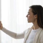 Facturi mai mici la iarnă cu un singur gest! Cât economisești dacă dai termostatul cu un grad mai jos