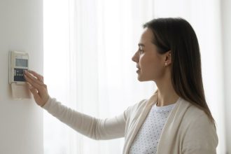 Facturi mai mici la iarnă cu un singur gest! Cât economisești dacă dai termostatul cu un grad mai jos
