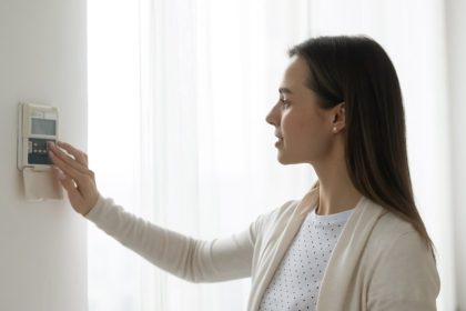 Facturi mai mici la iarnă cu un singur gest! Cât economisești dacă dai termostatul cu un grad mai jos