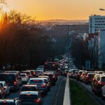 „Școala e la 900 de metri, dar elevii sunt aduși cu mașina”. Revolta bucureștenilor supărați pe părinții care blochează traficul
