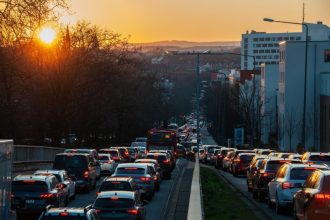 „Școala e la 900 de metri, dar elevii sunt aduși cu mașina”. Revolta bucureștenilor supărați pe părinții care blochează traficul