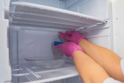 La cât timp trebuie dezghețat frigiderul clasic și cel „no frost”. Află care sunt semnele și cum să pricedezi corect