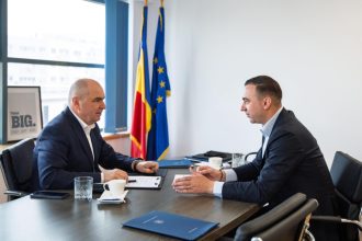 Ivan nu vede reformele lui Bolojan, dincolo de a da afară 2 şoferi de buldoexcavatoare pe la nişte primării şi 3 ospătari de la Guvern