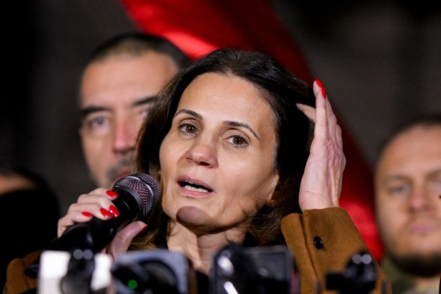 Anca Alexandrescu îl atacă cu ironii tăioase pe Robert Turcescu pe tema cărții despre Călin Georgescu „Se duce să mai vândă niște cărți din portbagaj”. Ironiile Ancăi Alexandrescu la adresa lui Robert Turcescu pe tema cărții cu Călin Georgescu