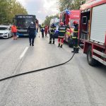 Un tânăr a murit după ce a intrat cu mașina pe contrasens și s-a ciocnit cu un autobuz, în Craiova. Șase persoane, la spital