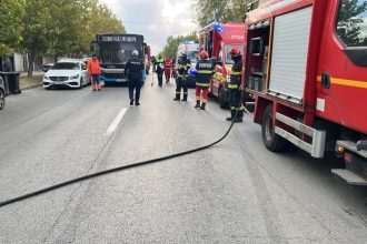 Un tânăr a murit după ce a intrat cu mașina pe contrasens și s-a ciocnit cu un autobuz, în Craiova. Șase persoane, la spital