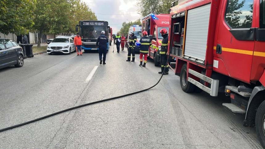 Accident cumplit în Craiova: tânăr mort după ce a intrat pe contrasens, șase persoane rănite internate Un tânăr a murit după ce a intrat cu mașina pe contrasens și s-a ciocnit cu un autobuz, în Craiova. Șase persoane, la spital