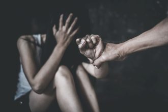 „Dacă nu bați o femeie, nu ești cu adevărat bărbat”. Pedeapsa primită de un influencer pentru incitare la violență