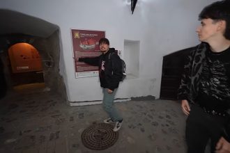 Noapte de groază la Castelul Corvinilor! Doi youtuberi americani, singuri în fortăreață. Ce au încercat să descopere