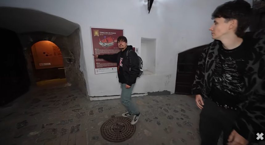 Noapte de groază la Castelul Corvinilor: Doi americani singuri în fortăreață, pe urmele unui secret terifiant Noapte de groază la Castelul Corvinilor! Doi youtuberi americani, singuri în fortăreață. Ce au încercat să descopere