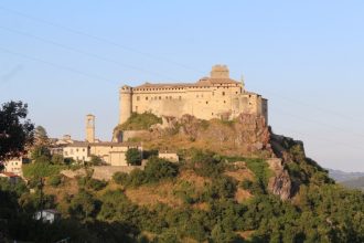 Castelul cocoțat pe o stâncă și bântuit de o fantomă. Povestea tragică a doi îndrăgostiți atrage turiști din întreaga lume