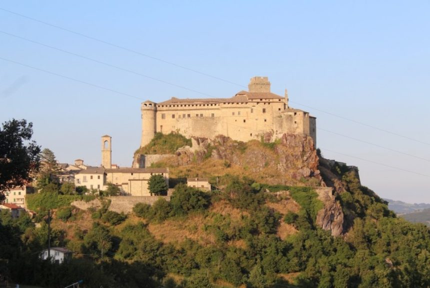 Castelul bântuit de pe stâncă: povestea unei iubiri tragice care ademenește mii de turiști din întreaga lume Castelul cocoțat pe o stâncă și bântuit de o fantomă. Povestea tragică a doi îndrăgostiți atrage turiști din întreaga lume