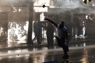 „Cocktailuri Molotov, gaze lacrimogene, gloanțe de cauciuc”. Ciocniri violente în cea de-a cincea zi de proteste la Tirana