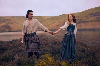 Cum se construiește o poveste de iubire dintr-o altă epocă. Protagoniștii din „Outlander: Blood of My Blood“: „Am pierdut spiritul cavaleresc“