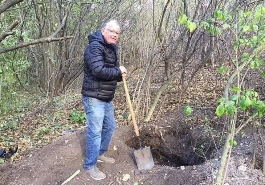 Mister dezvăluit după 80 de ani: comoara îngropată de o familie de polonezi înainte să fugă în România Comoara îngropată de o familie de polonezi înainte de a fugi în România, descoperită după 80 de ani