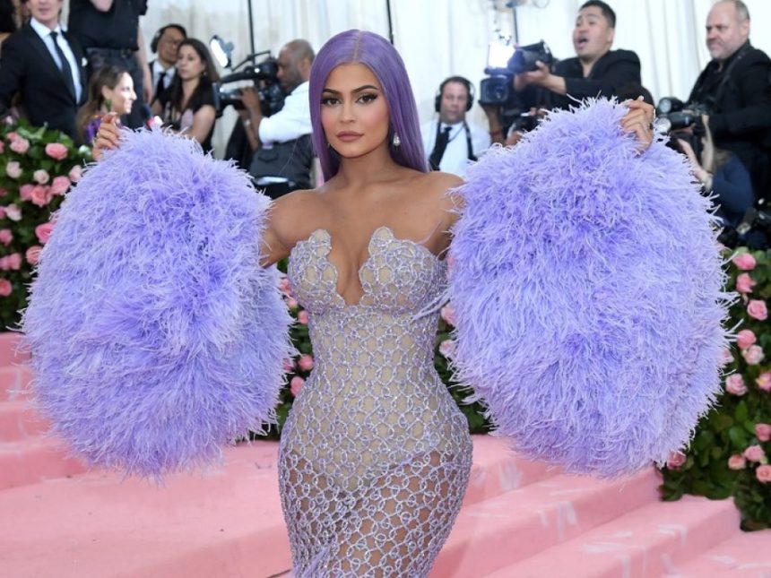 Kylie Jenner șochează la Victoria’s Secret 2026 cu un sutien de 50 de milioane de dolari - alegerea stârnește furie și critici Kylie Jenner, apariție spectaculoasă la Victoria’s Secret Fashion Show 2026. A purtat un sutien de 50 de milioane de dolari. Fanii au contestat alegerea. „Deci acum lasă pe oricine să-l poarte?”