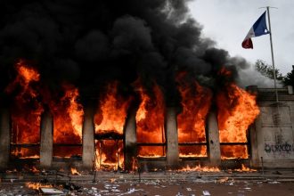 Protestele din Franța scot la iveală „agonia lentă” din ultimele luni ale mandatului lui Macron: „Țara are nevoie să fie condusă”