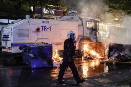 Violențele continuă în Albania, pentru a șaptea zi consecutiv. Aproape 300 de răniți în confruntările dintre protestatari și poliție