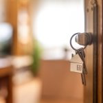 Un dezvoltator imobiliar din Iași, acuzat că a vândut aceleaşi apartamente mai multor persoane, a fost arestat preventiv