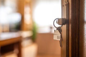 Un dezvoltator imobiliar din Iași, acuzat că a vândut aceleaşi apartamente mai multor persoane, a fost arestat preventiv