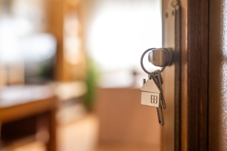 Șoc în piața imobiliară: dezvoltator din Iași plasat în arest preventiv, acuzat că a vândut aceleași apartamente mai multor persoane Un dezvoltator imobiliar din Iași, acuzat că a vândut aceleaşi apartamente mai multor persoane, a fost arestat preventiv