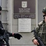Jandarm atacat în faţa ambasadei Israelului din Belgrad, agresorul a fost ucis. Nivelul de alertă teroristă, ridicat la maximum