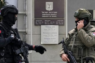 Jandarm atacat în faţa ambasadei Israelului din Belgrad, agresorul a fost ucis. Nivelul de alertă teroristă, ridicat la maximum