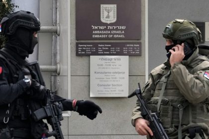 Jandarm atacat în faţa ambasadei Israelului din Belgrad, agresorul a fost ucis. Nivelul de alertă teroristă, ridicat la maximum
