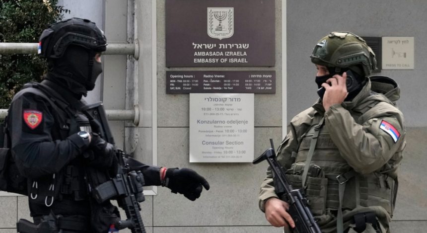 Teroare la ambasada Israelului din Belgrad: jandarm atacat, atacator împuşcat mortal - alerta teroristă urcă la nivel maxim Jandarm atacat în faţa ambasadei Israelului din Belgrad, agresorul a fost ucis. Nivelul de alertă teroristă, ridicat la maximum