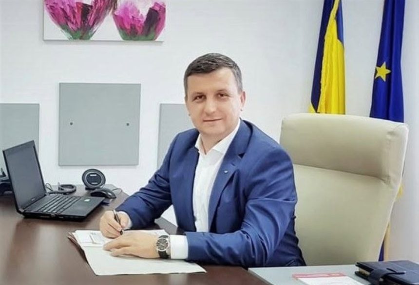 Fost consilier local arestat preventiv, acuzat că a violat o minoră pe care a lăsat-o însărcinată; faptele au început când aceasta avea 13 ani Fost consilier local, arestat preventiv într-un dosar de viol după ce a lăsat însărcinată o minoră. Infracțiunile au început când fata avea 13 ani