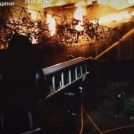 Atac devastator cu dronă în Harkov: 5 răniți, printre care și un copil de 4 ani. Blocuri și fabrici în flăcări