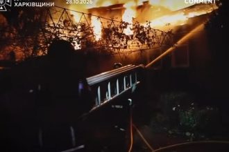 Atac devastator cu dronă în Harkov: 5 răniți, printre care și un copil de 4 ani. Blocuri și fabrici în flăcări