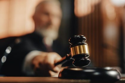 Ajutor juridic și fără proces: sprijinul puțin folosit de persoanele cu venituri mici